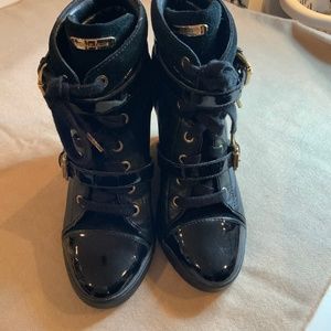 Baskets compensées Michael Kors noires et dorées / bottines à lacets / bottines